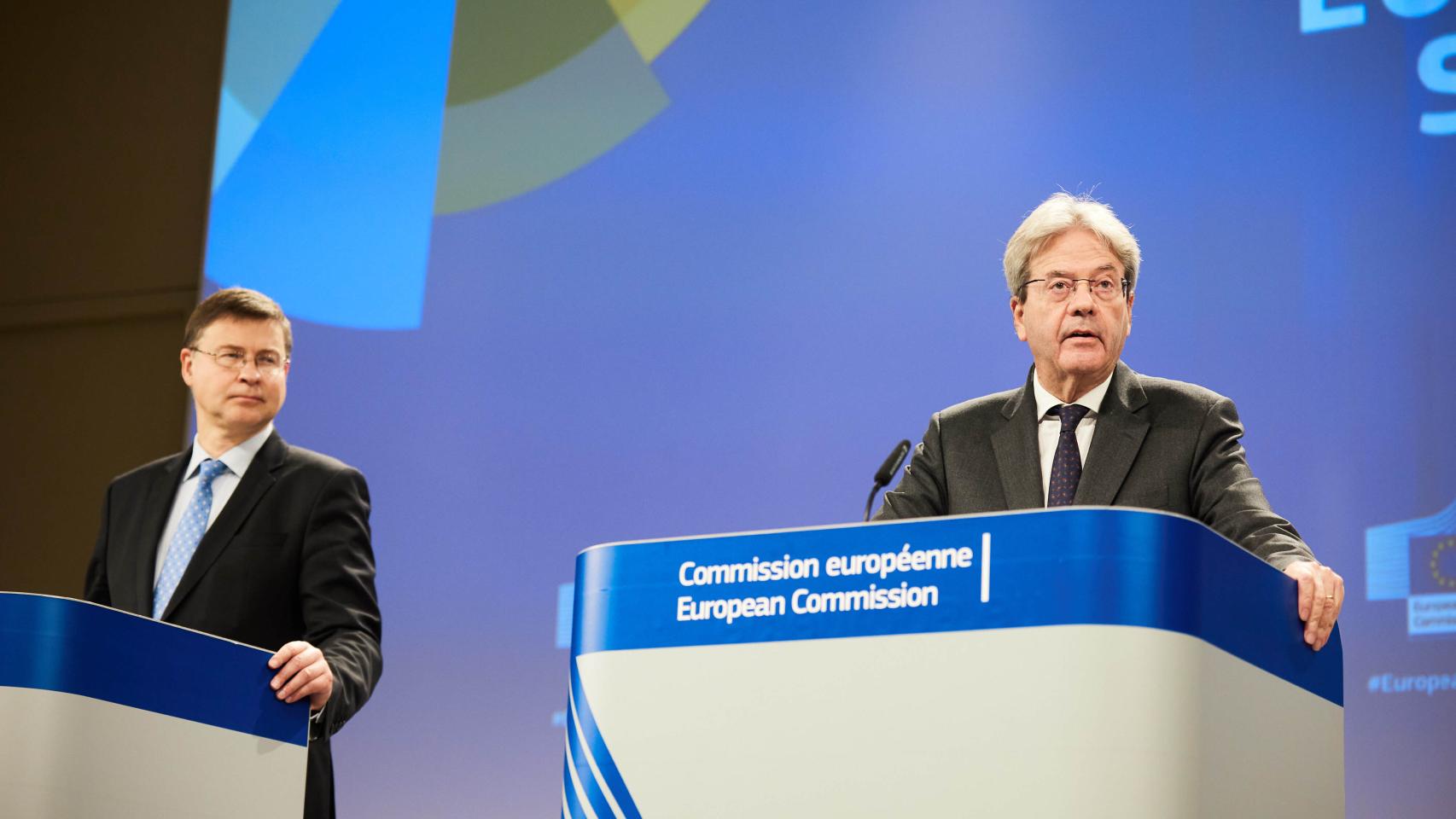 Los comisarios Valdis Dombrovskis y Paolo Gentiloni, durante la rueda de prensa de este miércoles