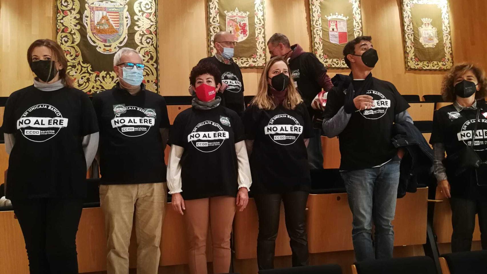 Representantes de los trabajadores de Unicaja Banco este miércoles en el pleno de la Diputación de Málaga.