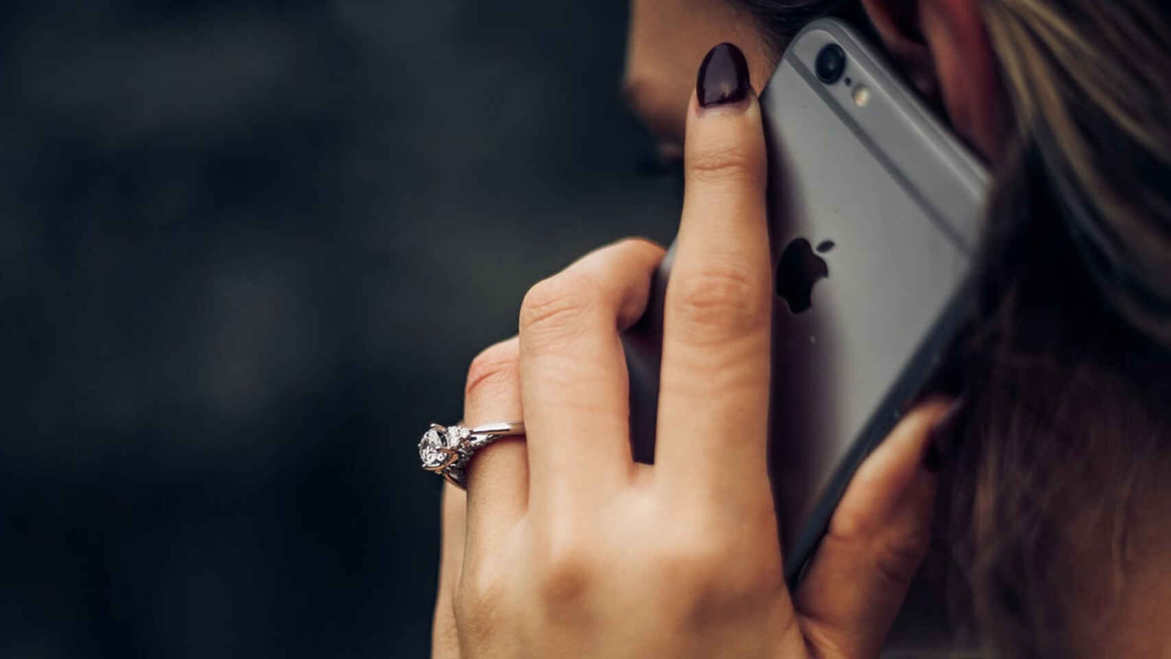 Mujer llamando por teléfono móvil.