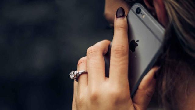 Mujer llamando por teléfono móvil.