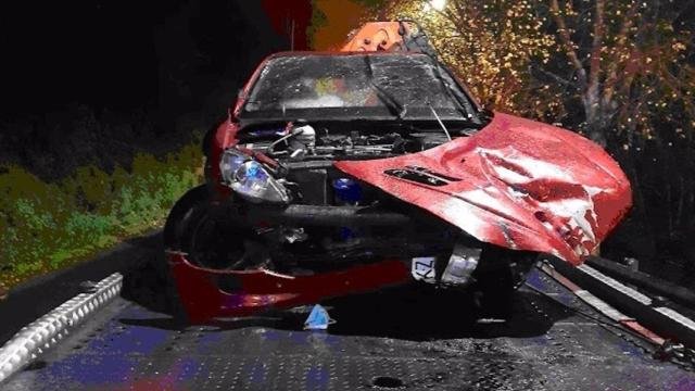 Coche accidentado en Lugo tras quedarse dormida la conductora.