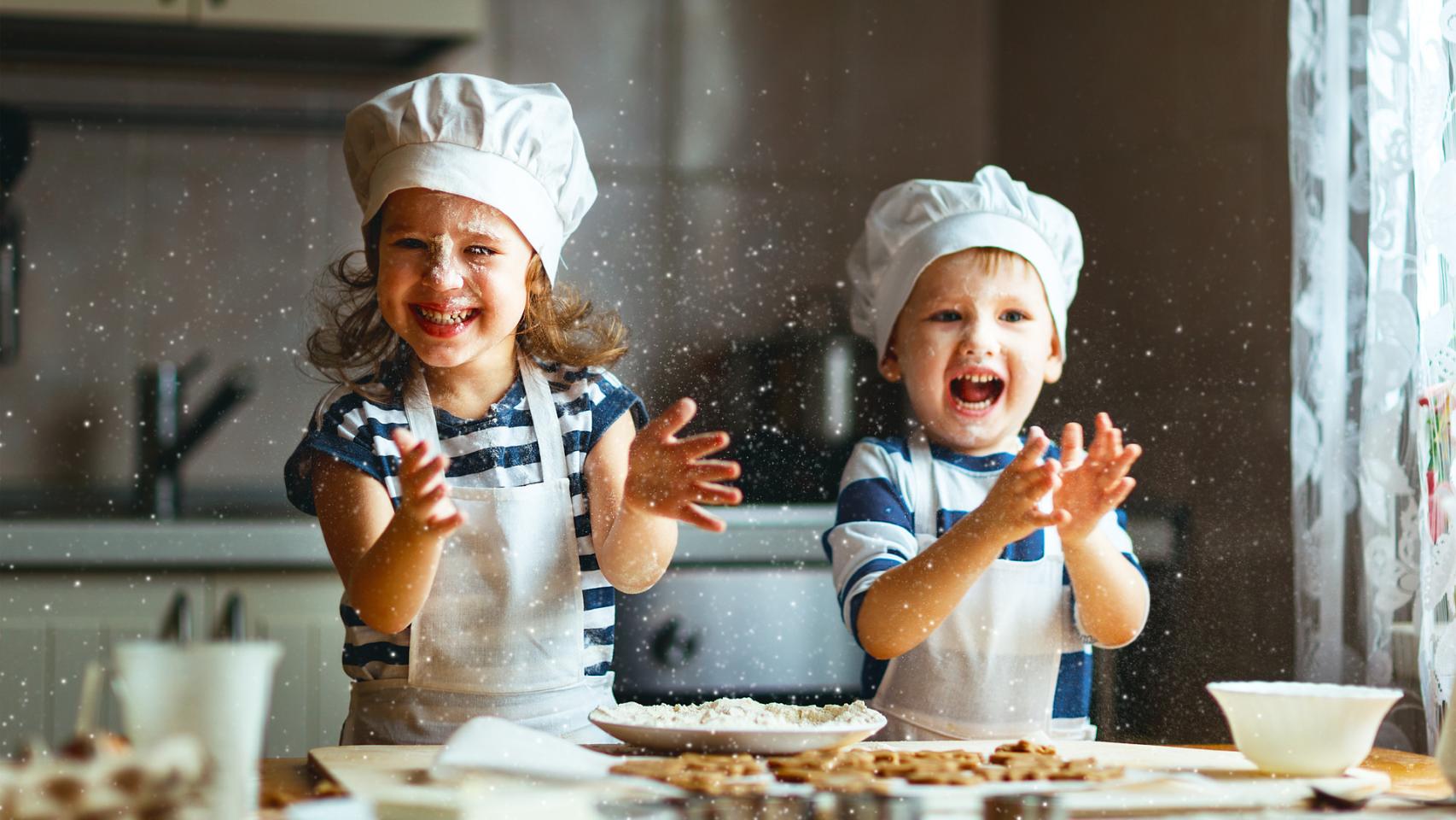 Niños cocinando.