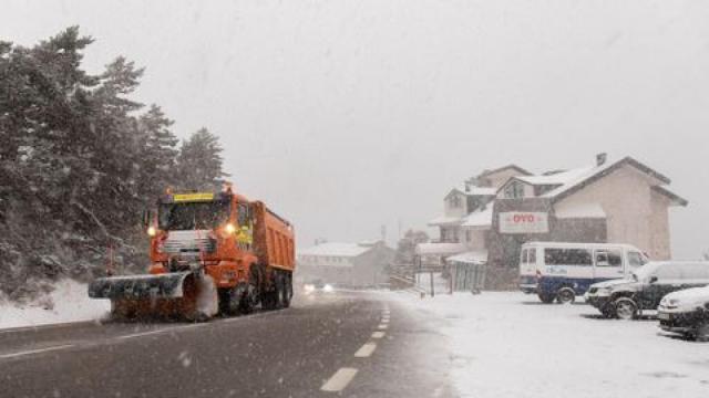 Una máquina quitanieves en Navacerrada (Madrid). EP