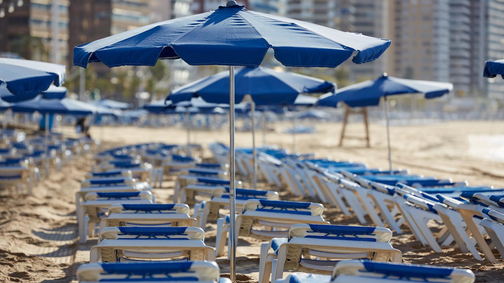 Playa de Levante de Benidorm con las hamacas vacías y el 'skyline' de fondo, en imagen de archivo.