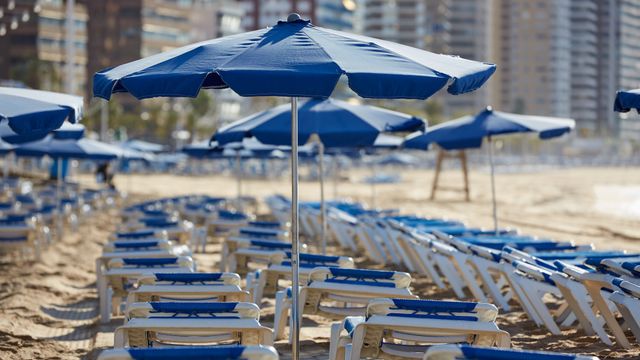Playa de Levante de Benidorm con las hamacas vacías y el 'skyline' de fondo, en imagen de archivo.
