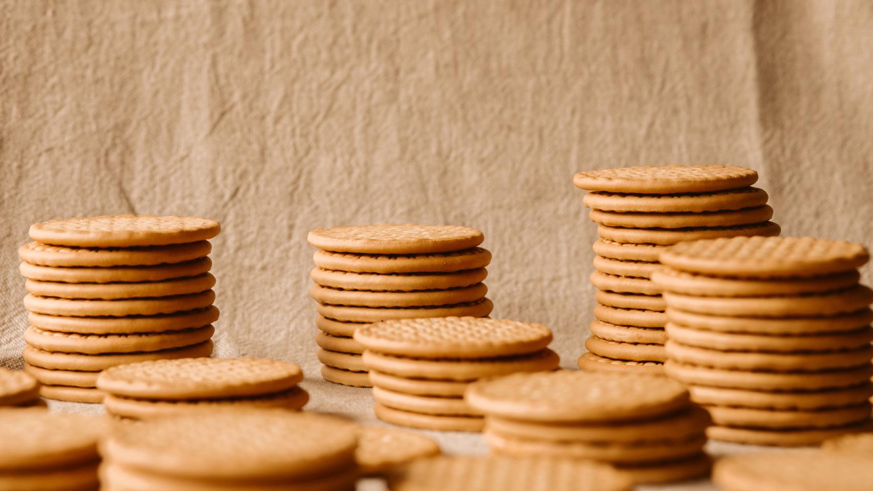 Varios montones de galletas 'María'.