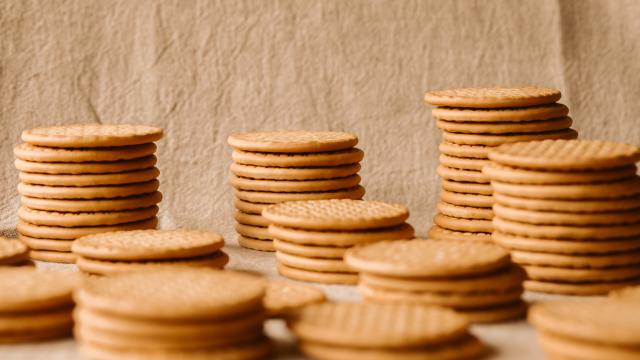 Varios montones de galletas .