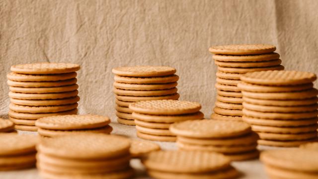 Varios montones de galletas.