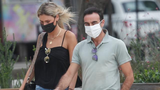 Enrique Ponce y su pareja sentimental, Ana Soria, en una imagen de archivo fechada en septiembre de 2020.