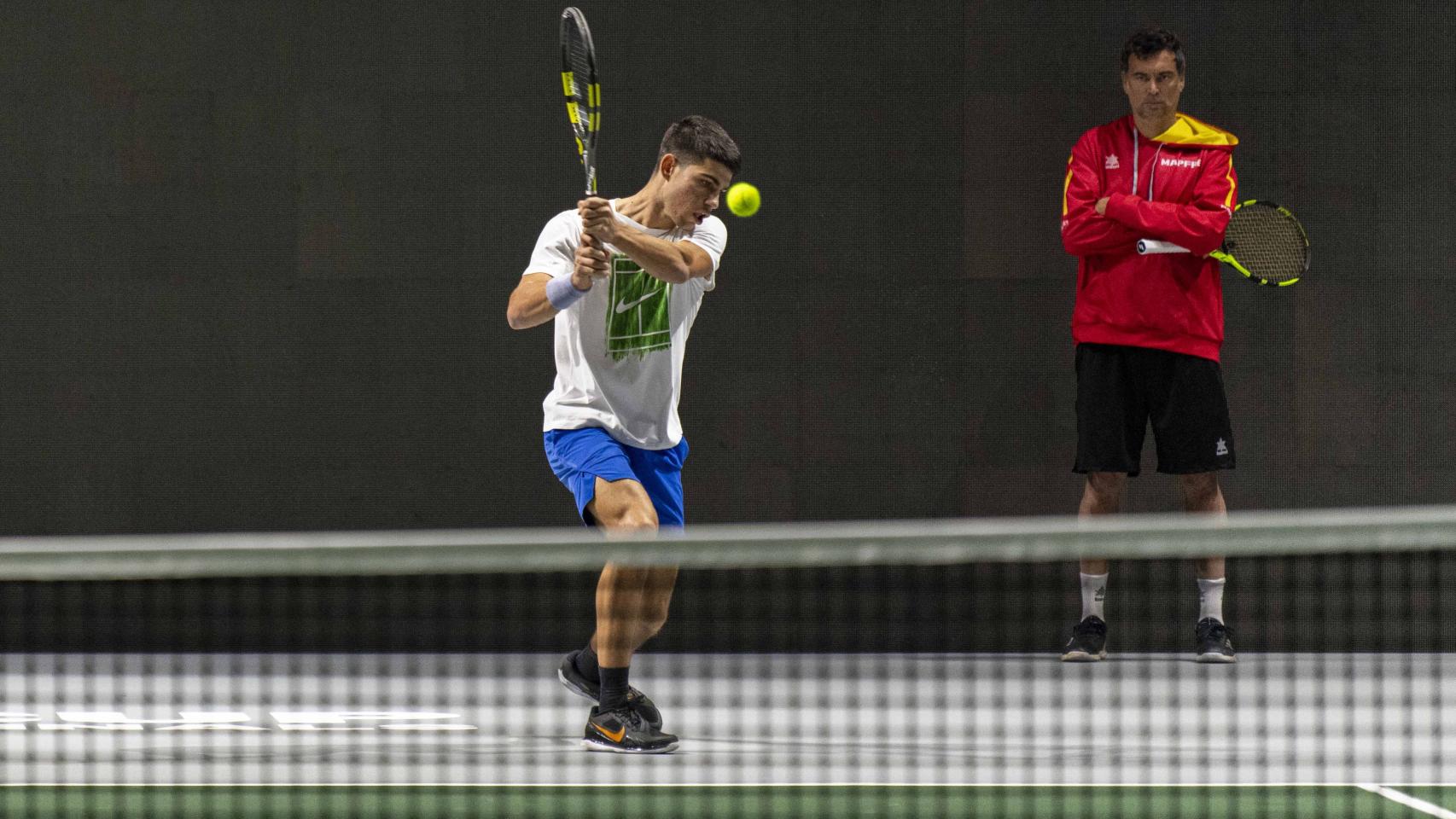 Alcaraz, durante un entrenamiento en la Copa Davis.