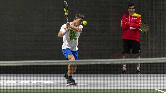 Alcaraz, durante un entrenamiento en la Copa Davis.