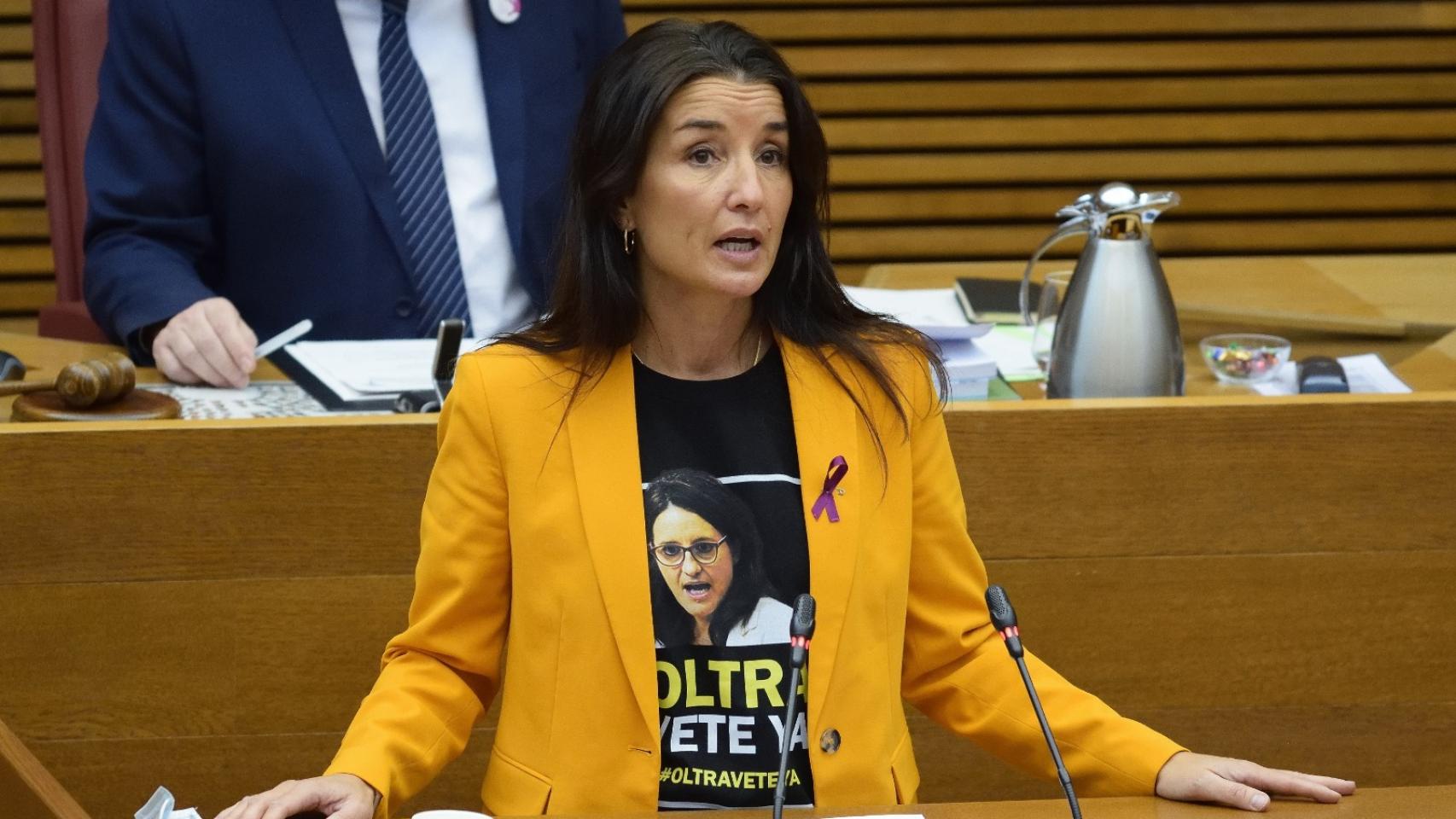 Ruth Merino, portavoz de Cs, en las Cortes Valencianas con la camiseta contra Mónica Oltra. EE