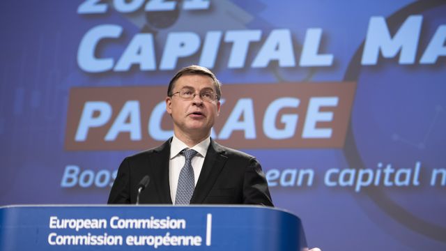 El vicepresidente económico de la Comisión, Valdis Dombrovskis, durante una rueda de prensa
