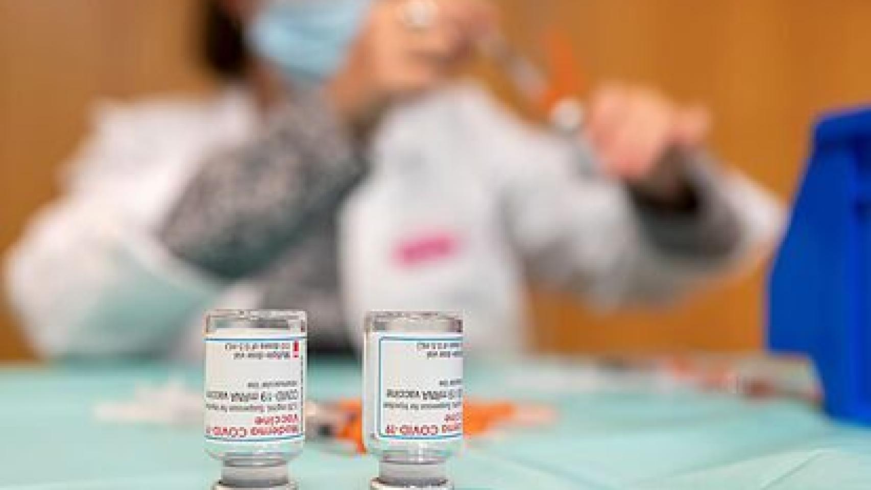 Dos vacunas de Pfizer.