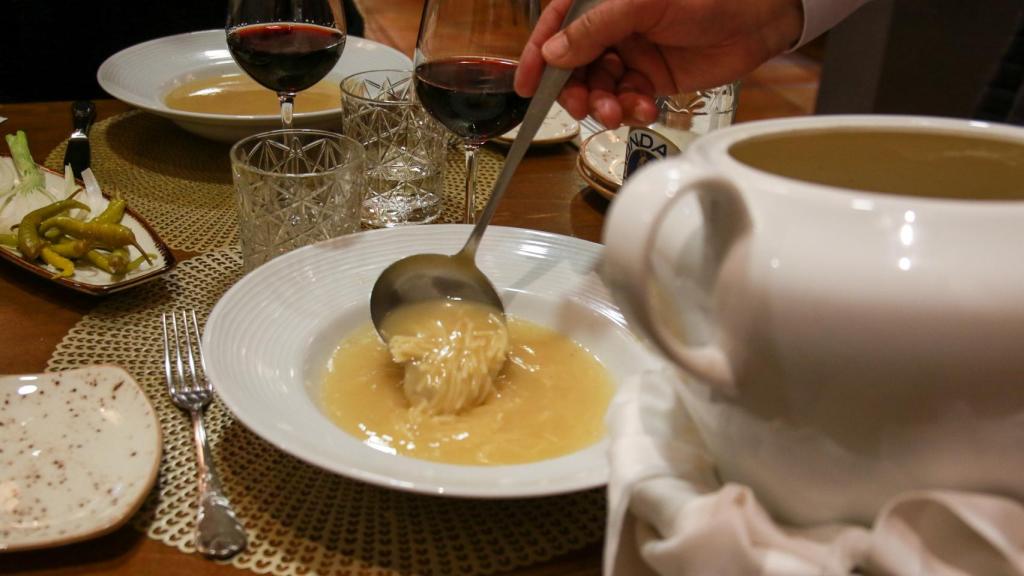 Imagen de archivo de una sopa de cocido