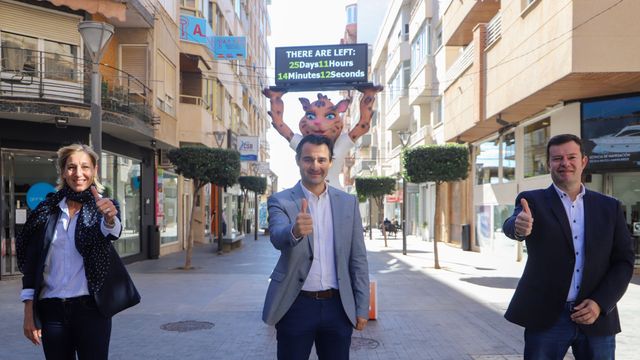 Eduardo Dolón, centro, celebra la llegada del campeonato mundial de balonmano femenino a Torrevieja.