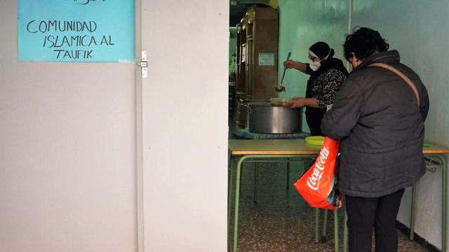 María Eugenia sirve un plato a una comensal del comedor musulmán de Carrús, en Elche, el pasado miércoles.