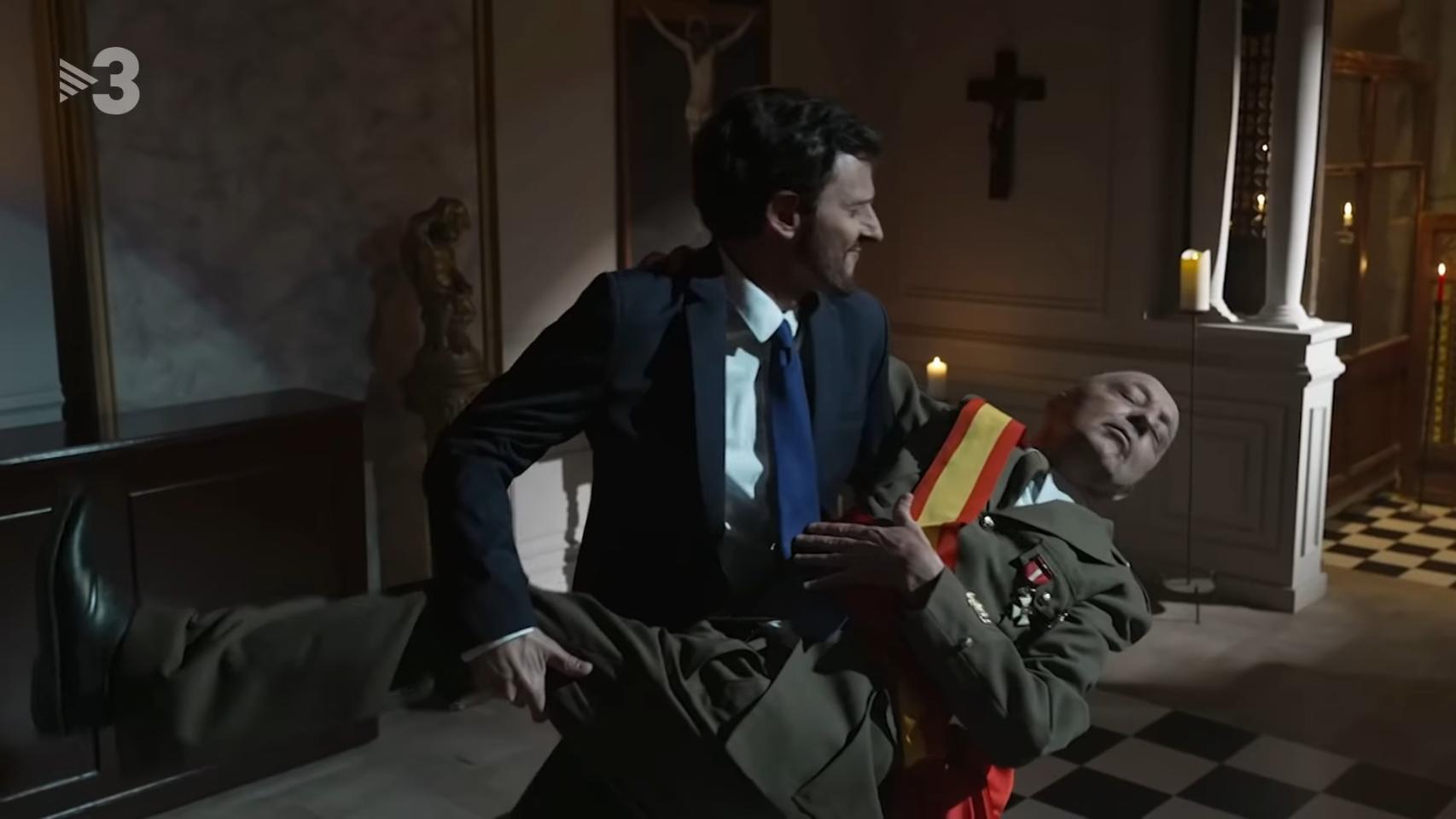 Pablo Casado y Franco bailando en la parodia de 'Polònia'.