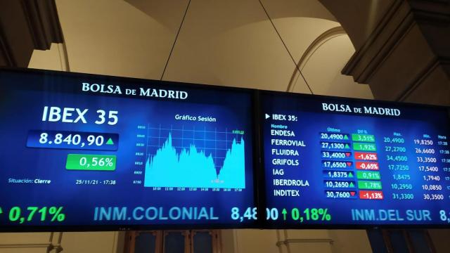 Pantallas de la Bolsa de Madrid con la evolución del Ibex 35.