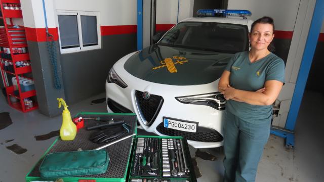 La cabo Cristina Ramírez, en el taller de uno de los coches de la Guardia Civil.