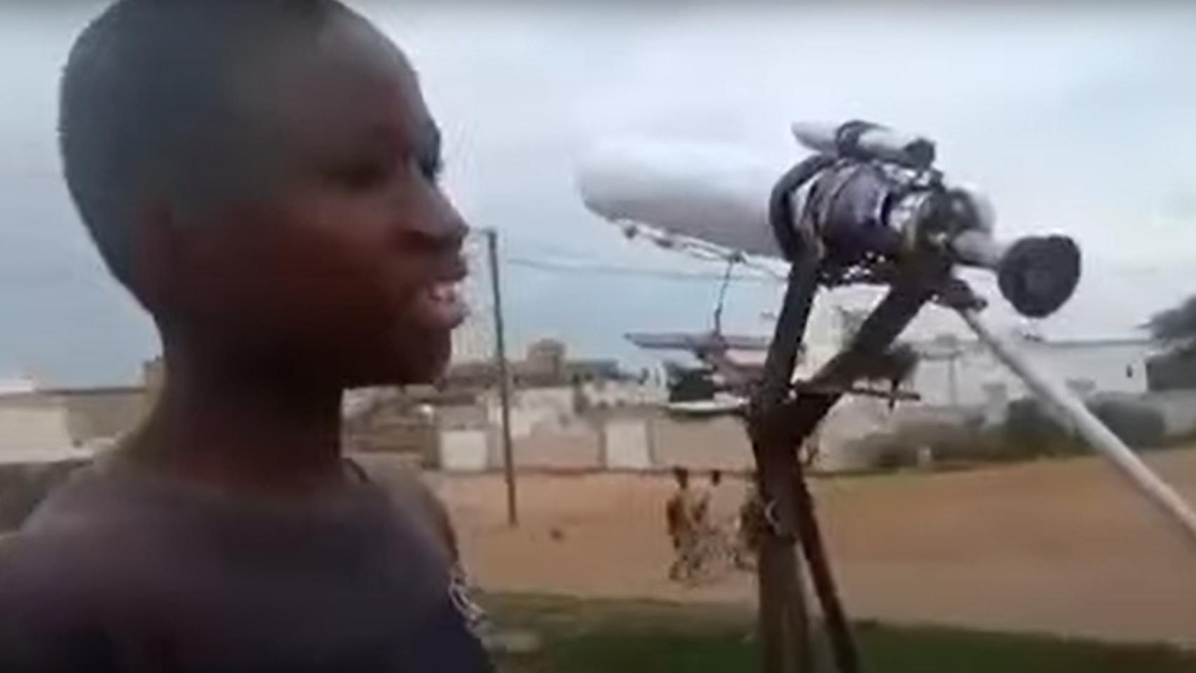 Malick Ndiaye con su telescopio.