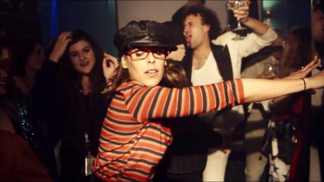 Belén Cuesta como Magüi perreando Baila, morena en la serie Paquita Salas.