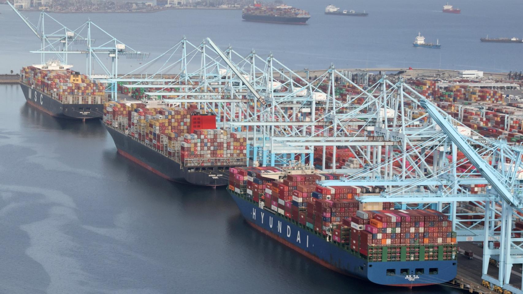 Barcos contenedores atracados en el puerto de Long Beach, Los Angeles.