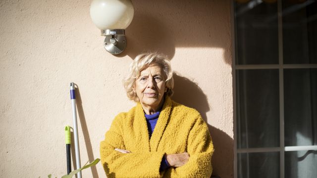 Manuela Carmena en el patio de su casa.