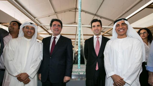 Santiago Calatrava y su hijo Micael, en la presentación de la torre más alta del mundo.