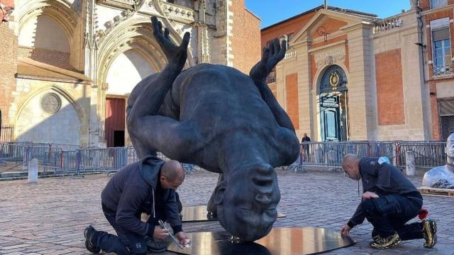 Vista de la escultura frente a la catedral, de donde ha sido retirada. EE