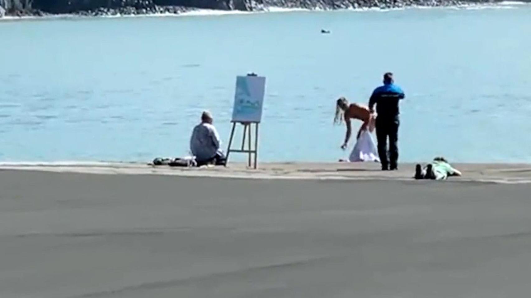 La pintoresca escena de desalojo del hombre desnudo.