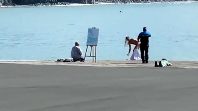 La pintoresca escena de desalojo del hombre desnudo.