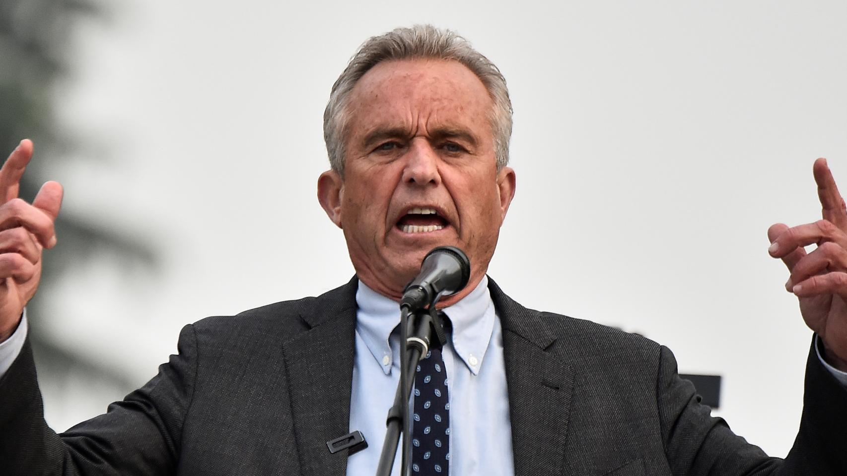 Robert Kennedy Jr. dando un discurso contras las vacunas.
