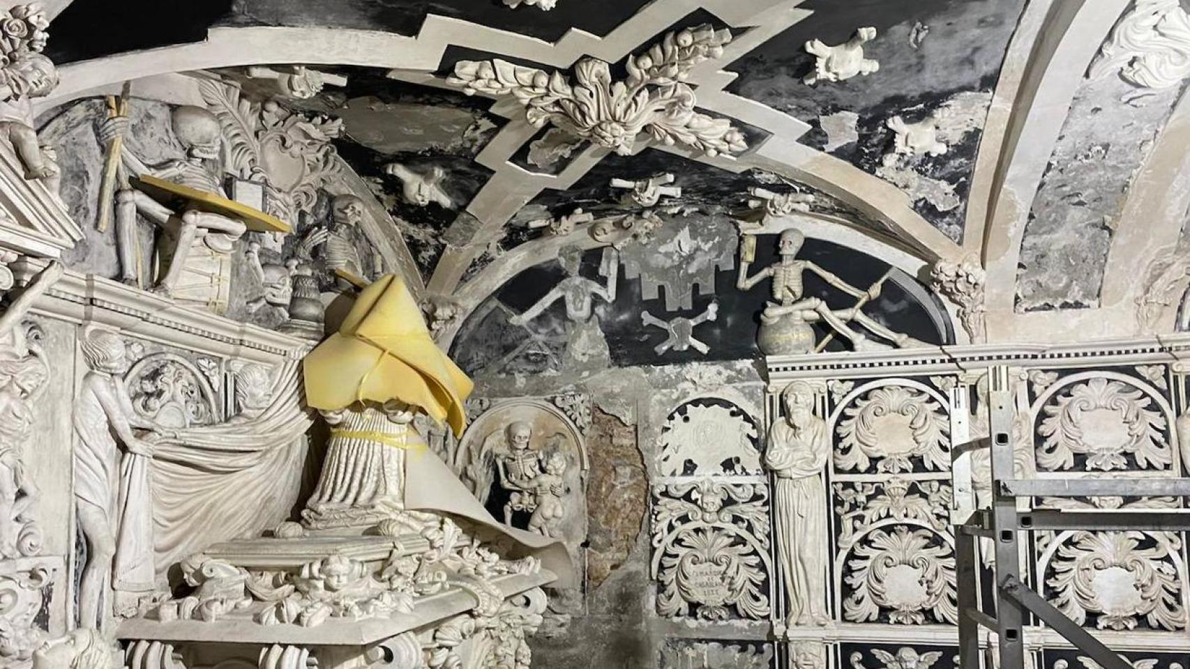 Humedades en el interior de la cripta.