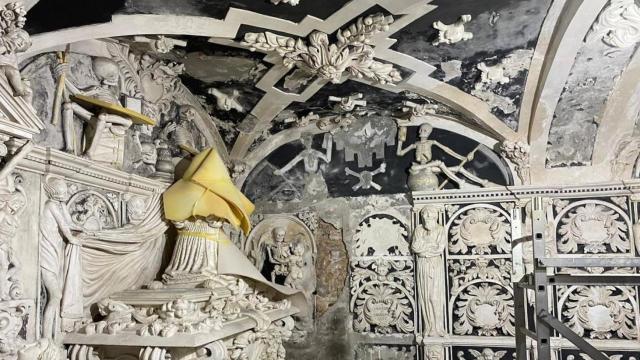 Imagen del interior de la cripta en la que se pueden apreciar las humedades.