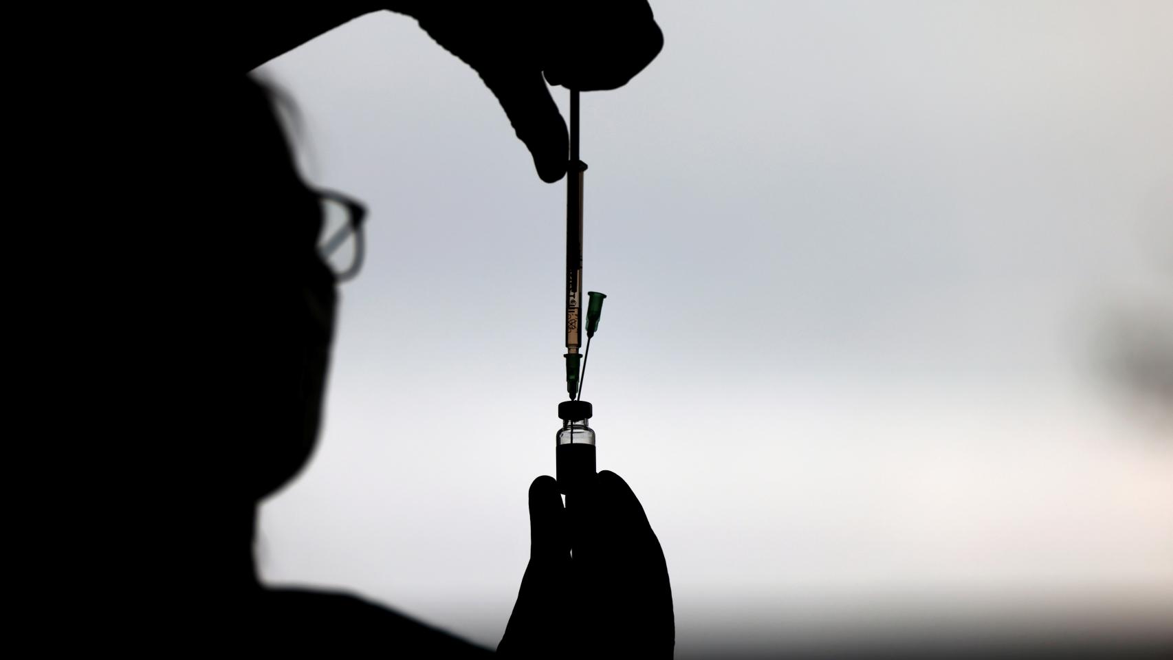 Una sanitaria prepara una vacuna contra la COVID