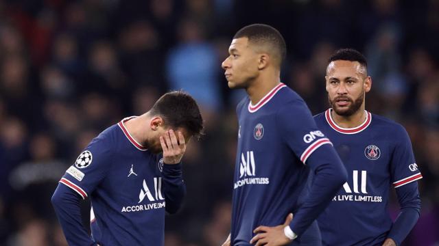 Messi, Mbappé y Neymar, cabizbajos durante un partido del PSG