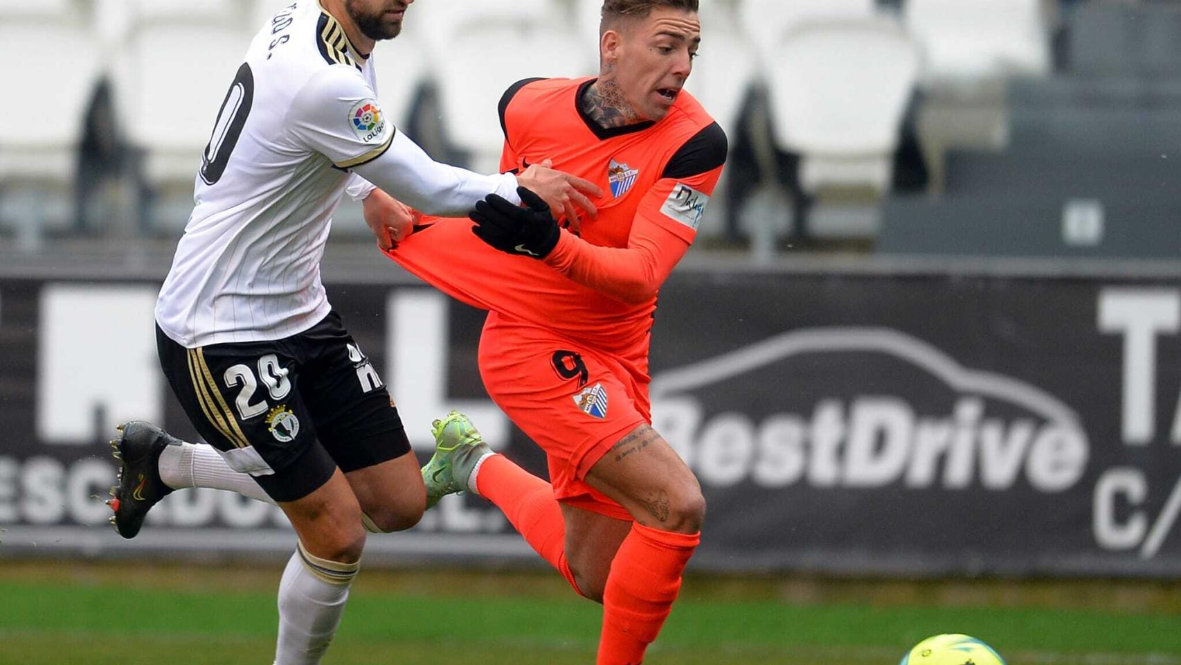 Brandon forcejea con un jugador del Burgos CF.