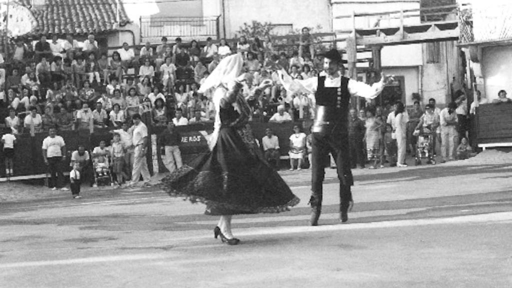 Los inicios, Eusebio y Pilar, entonces el Dúo Mayalde, baila en la plaza de Villarino