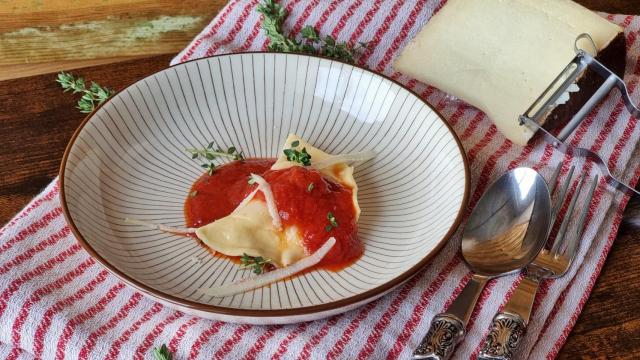 Ravioli de yema y ricotta con salsa de tomate picante, homenaje a Noi