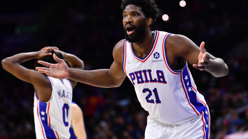 Joel Embiid protesta una decisión a los árbitros en un partido de los Philadelphia 76ers