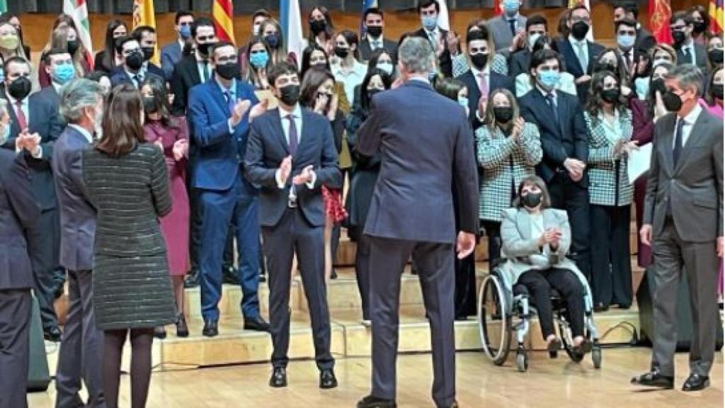 El Rey es aplaudido por los nuevos jueces al finalizar la ceremonia./