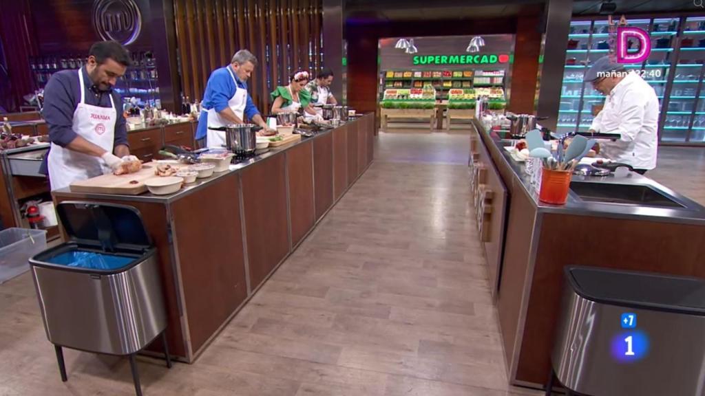Los cuatro aspirantes cocinando en la primera prueba de la final.