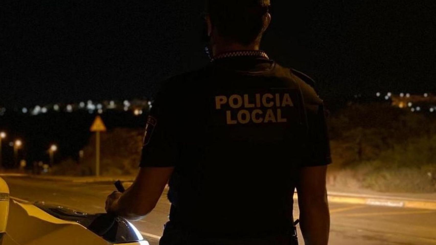 Una instantánea de la Policía Local de Elche, de noche.