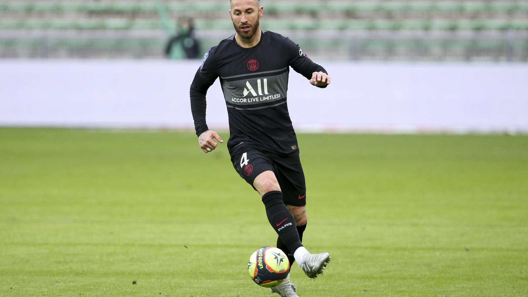 Sergio Ramos durante su debut con el PSG