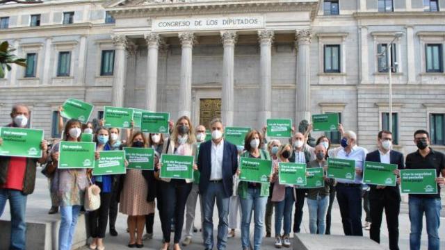 El presidente de Satse, Manuel Cascos, junto a los secretarios generales autonómicos del sindicato, a las puertas del Congreso el pasado septiembre.