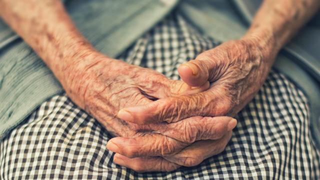 Imagen de archivo de las manos de una persona en la tercera edad