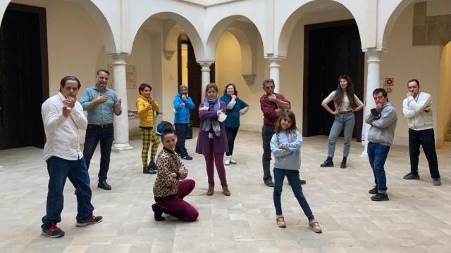 Jana Pacheco posa con el equipo de artistas en el Museo Thyssen.