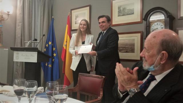 Margaritis Schinas, vicepresidente de la Comisión Europea, recibe de Sofia de Habsburgo el premio Otto de Habsburgo, ante José María Gil-Robles.