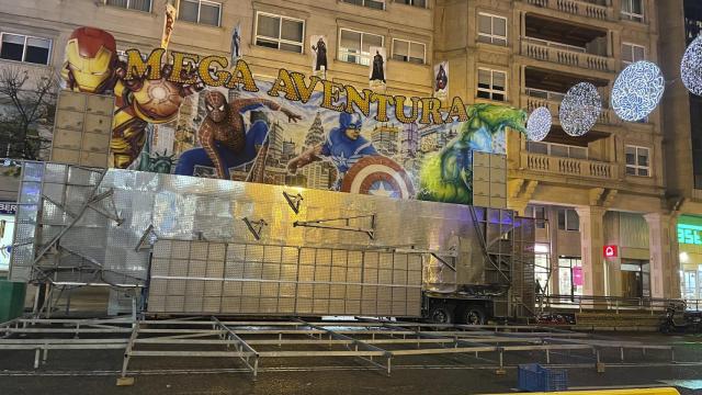 Montaje de una atracción en Rosalía de Castro.